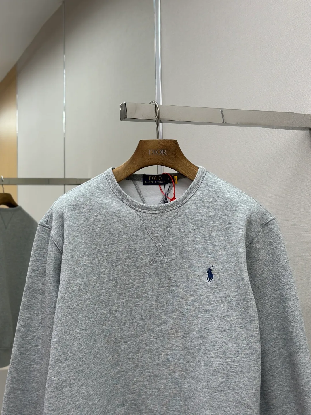 P290 [Same-origin fabric, exclusive new style, first choice for old money] Ralph Laure Ralph Lauren embroidered long-sleeved sweatshirt is made of cotton blended fabric, which is soft and tough to the touch. It has been finely spun and pre-shrunk, making it comfortable to the touch and not easy to deform. You don’t have to worry about shrinkage or pilling for daily wear and washing, and the texture is stable and online! The pony embroidery on the chest, despite the small size, has fine stitches and every stitch is perfectly stitched. The embroidery thread is pure in color and high in fastness. It is simple and high-end, highlighting the brand's iconic exquisite craftsmanship! The neckline is a classic round neck design, with an exquisite small V-shaped splicing design at the bottom. The workmanship is particularly neat, and the stitching in the circle is straight and even, without any distortion. It will not become loose and deformed after being worn for a long time. It fits the neck without being tight, and it is full of comfort! Scan the QR code on the label to enter the official website directly! It’s like adding an “identity pass” to clothes, and the quality is directly visualized ‼ ️ Size: S-XL